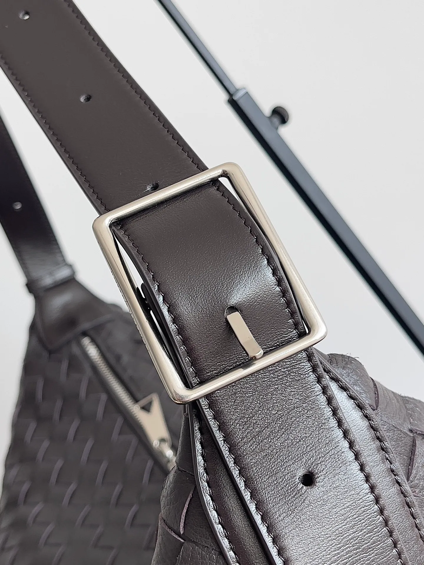 Batch 2800 BOTTEGA VENETA's new Traveler deerskin series is here! The travel season is coming soon, and I believe you must need a large-capacity and simple bag. This new Traveler is very in line with the current travel craze. The whole bag is designed with deerskin and is made of the highest quality leather. It feels tougher to the touch. The super large capacity is suitable for short trips. Traveling with friends and family does not require carrying heavy luggage. It is also very convenient for friends who often travel for work. You can carry two changes of clothes and a computer with you. It also comes with an adjustable shoulder strap to free your hands. Style number: 806974 Size: 44*33*9cm